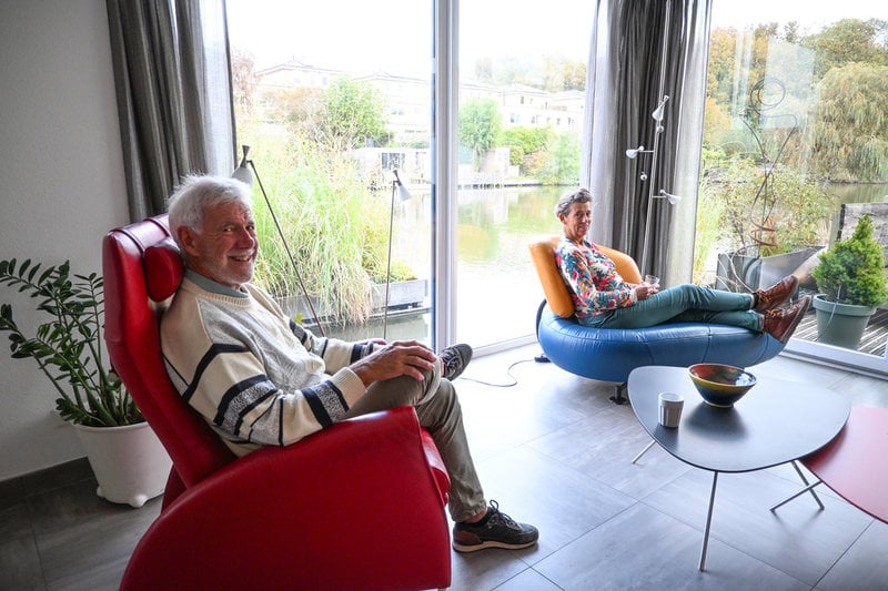 Martha Vintges och Gert Engbers har bott i sin flytande villa i Delft sedan 2013. Det har varit en hel del praktiska problem, men i själva huset trivs de bra.