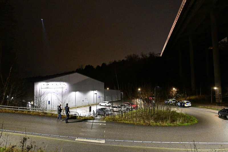 Polis på plats med drönare uppe i luften efter att en ung man hittades på torsdagskvällen svårt skadad utomhus i södra Stockholm. Foto: Magnus Lejhall/TT