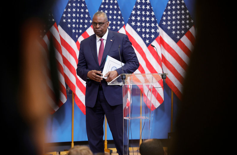USA:s försvarsminister Lloyd Austin inne på Natohögkvarteret i Bryssel.