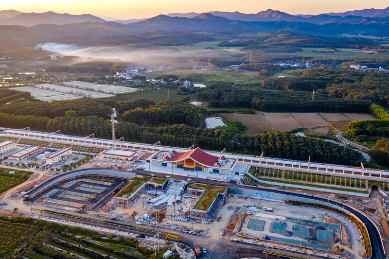 Ganlanba, en av de kinesiska stationerna på den över 100 mil långa järnvägen mellan Kunming och Vientiane.