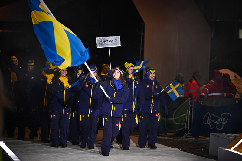 Flaggbärare Sara Hector under OS-invigningsparaden i Cortina, som hölls samtidigt som den stora invigningen i Milano. 