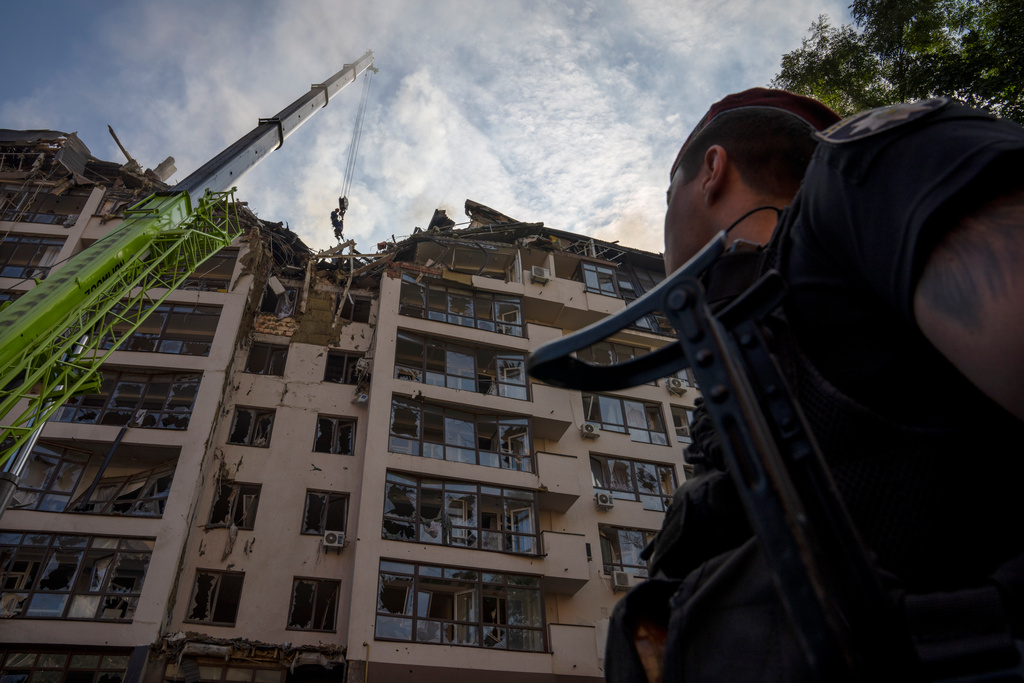 En lyftkran i arbete vid ett bostadshus i Kiev, som besköts tidigt i söndags morse. Arkivbild.