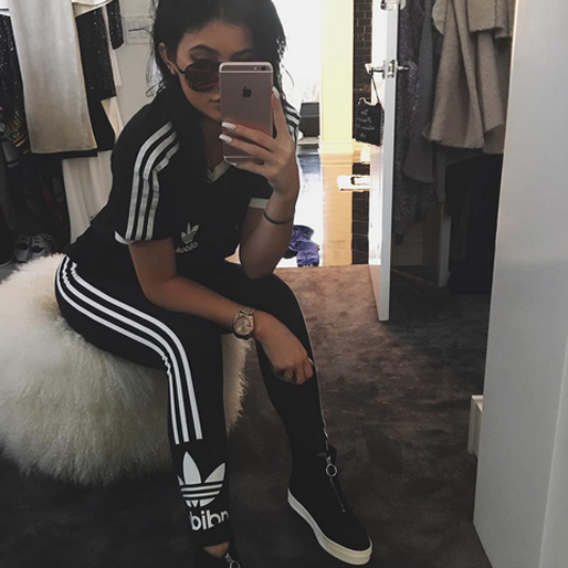 Kylie Jenner kör Adidas. Kylie Jenner kör Adidas.