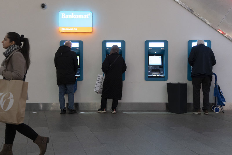 Allt färre tar ut pengar från landets bankomater. Foto: Adam Ihse/TT Allt färre tar ut pengar från landets bankomater. Foto: Adam Ihse/TT