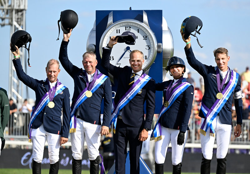 EM-guldlaget i Milano 2023: Rolf-Göran Bengtsson, Jens Fredricson, förbundskapten Henrik Ankarcrona, Wilma Hellström och Henrik von Eckermann. Arkivbild.