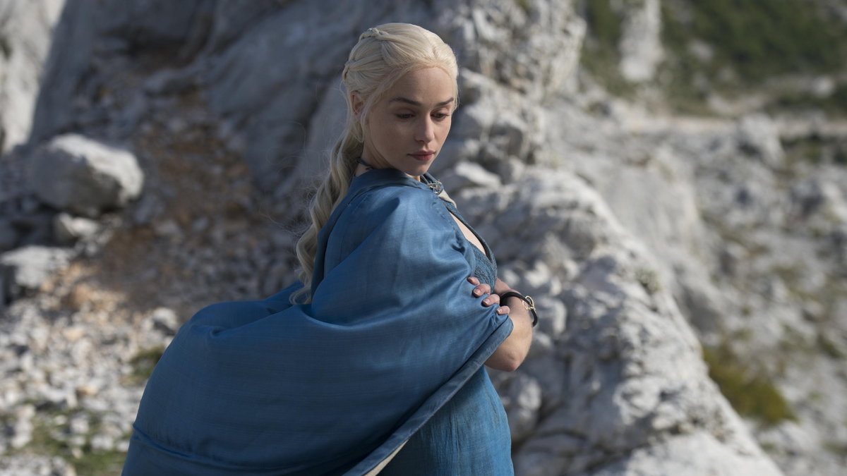 I "Game of Thrones" visar Emilia Clarke en hel del hud.