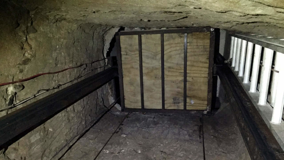 I Mexiko hade tunneln en hiss, som kunde bära upp till tio personer, som gick upp i ett hus. Enligt ABC byggdes huset enbart för att vara station till transporter genom tunneln. 