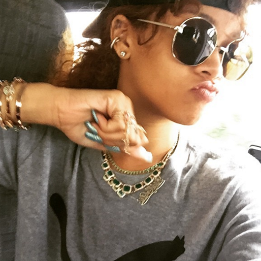 Rihanna med glittriga naglar. Rihanna med glittriga naglar.