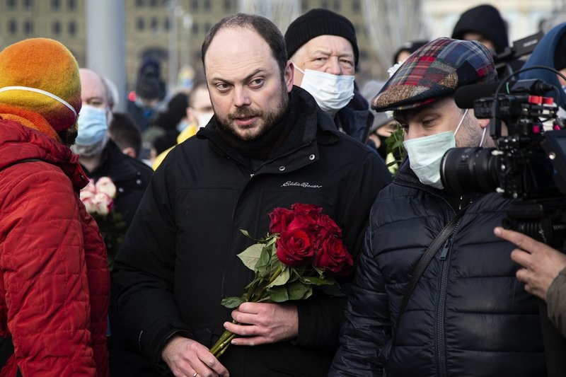 Vladimir Kara-Murza – då en fri man – lägger ned blommor invid den plats där hans vän och mentor, oppositionspolitikern Boris Nemtsov, sköts till döds 2015. Bild från 2021.