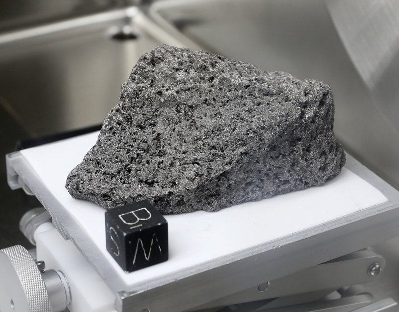 En 3,5 miljarder år gammal månsten av bergarten basalt, som samlats in av Apollo 17. Stenen finns på Nasas månlaboratorium i Houston, Texas. Arkivbild.